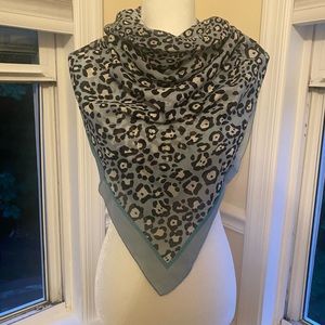 Women’s 40” square scarf